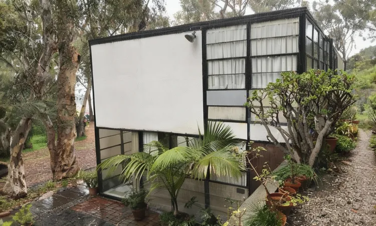 What is Mid Century Modern Eames House