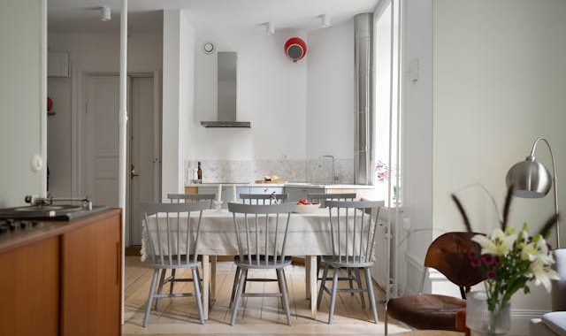 Table and Chairs of 6 in a Dining Room