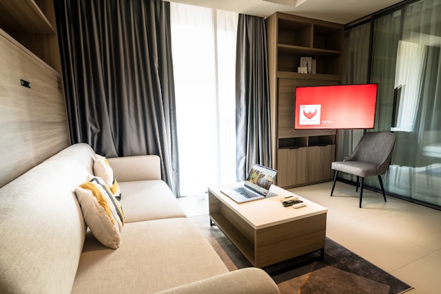 the distance of the couch and coffee table in a compact living room